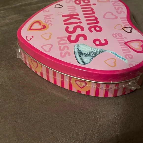 NIP collectible Hershey’s Heart Gimme A Kiss tin Valentine's Day great gift - Picture 2 of 5